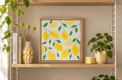 modernes Holzregal im Scandi Style mit gelber Deko passend zum kleinen Kunstwerk, welches im Regal steht. Auf dem Kunstwerk sind Zitronen aus Strukturpaste zu sehen.