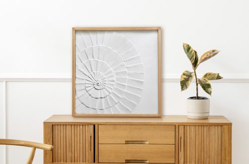 Modernes Strukturbild Ammonit auf Holzkommode