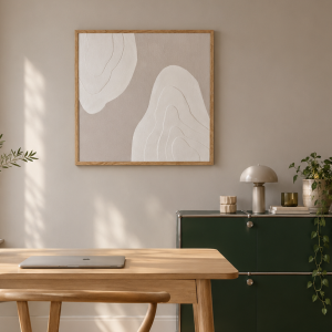 Modernes Arbeitszimmer im Scandi-Look. Viel Holz mit USM-Board in Dunkelgrün. An der Wand hängt ein Kunstwerk mit Strukturpaste in Beige und Weiß. Die weiße Struktur mutet an wie ein Wellenmuster.