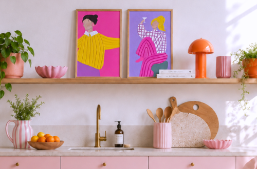 Zwei farbenfrohe Kunstwerke in Gelb, Pink und Lila mit Frauenmotiven. Die Details wie Hemd, Schmuck und Cocktailglas sind aus Strukturpaste.