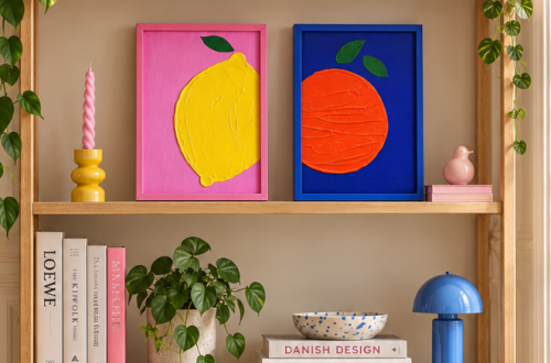 Die beiden Kunstwerke LES Fruites in einem modernen Holzregal mit skandinavischen Deko-Accessoires.