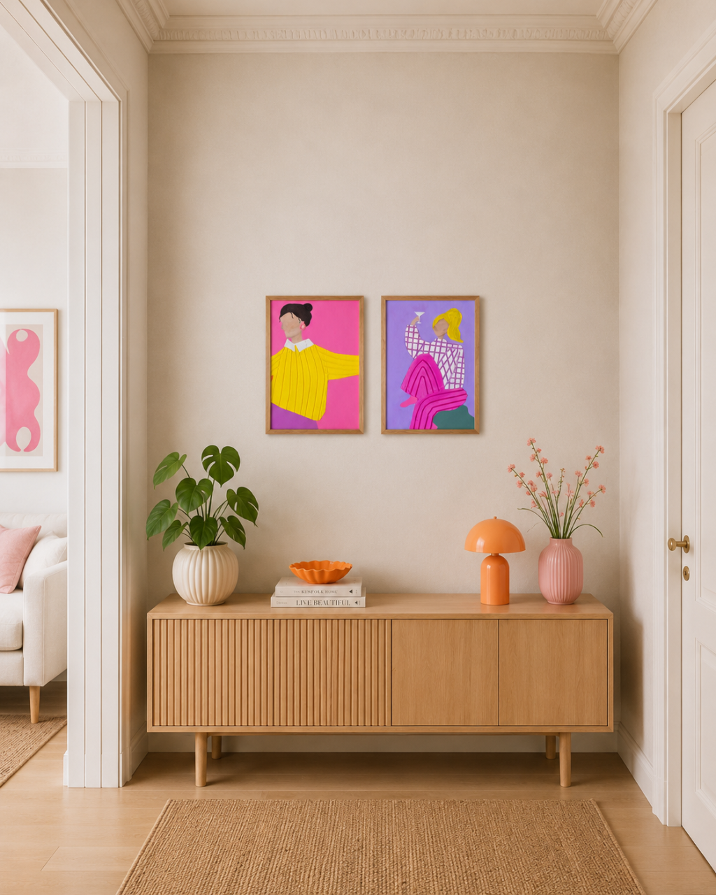 Kommode aus Holz im Scandi Stil in einer lichtdurchfluteten Altbauwohnung. Über der Kommode hängen zwei bunte Kunstwerke mit Frauenmotiven und Details aus Strukturpaste.