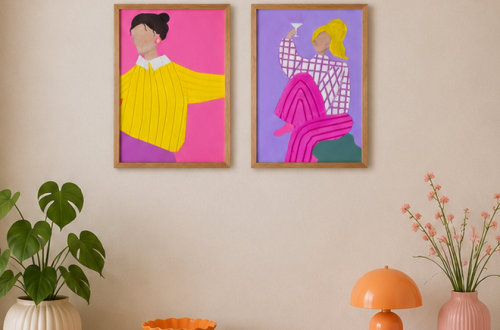 Kommode aus Holz im Scandi Stil in einer lichtdurchfluteten Altbauwohnung. Über der Kommode hängen zwei bunte Kunstwerke mit Frauenmotiven und Details aus Strukturpaste.