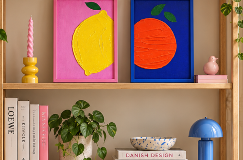 modernes Holzregal im Scandi Style mit bunter Deko. Passend zu den zwei Kunstwerken. Ein Kunstwerk ist Pink mit einer gelben Zitrone aus strukturpaste und ein Kunstwerk Kobaltblau mit einer Orange aus Strukturpaste.