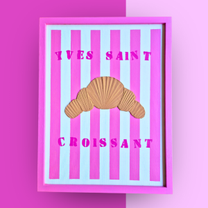 Zu sehen ist ein Kunstwerk mit einem gestreiften Hintergrund in Pink/ Weiß und das Croissant ist aus Strukturpaste.